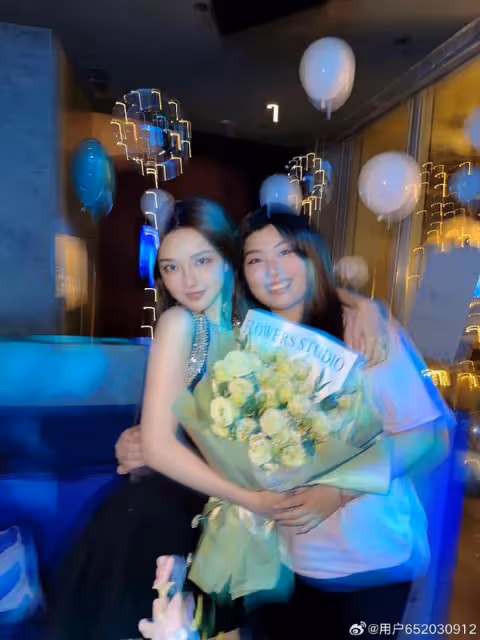 周揚青慶祝35歲生日，穿辣妹裝性感嫵媚，與阿嬌同框美貌不相上下