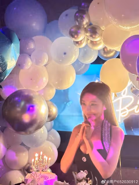 周揚青慶祝35歲生日，穿辣妹裝性感嫵媚，與阿嬌同框美貌不相上下