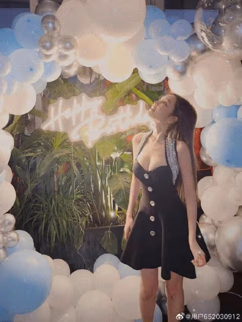 周揚青慶祝35歲生日,穿辣妹裝性感嫵媚,與阿嬌同框美貌不相上下
