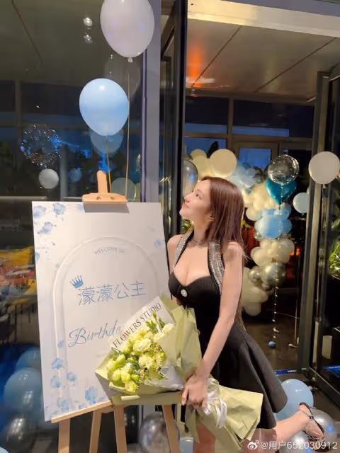 周揚青慶祝35歲生日,穿辣妹裝性感嫵媚,與阿嬌同框美貌不相上下