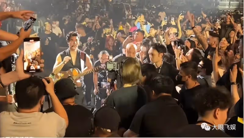 王力宏台北開演唱會,給粉絲下跪致謝,說自己很委屈,面部腫脹大變樣