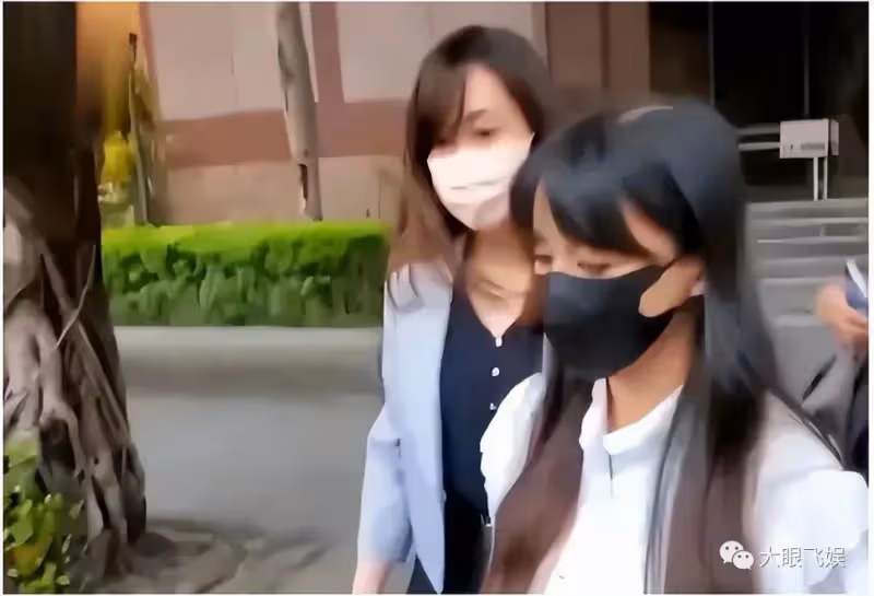 王力宏台北開演唱會,給粉絲下跪致謝,說自己很委屈,面部腫脹大變樣