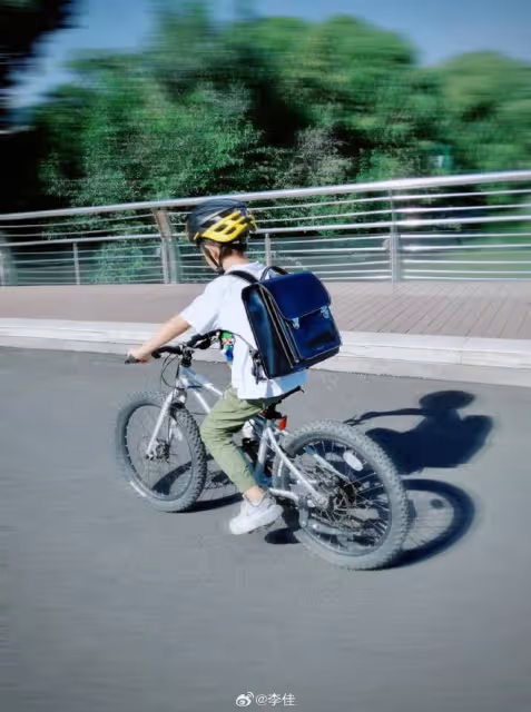 靳東老婆為小兒子慶生，弟弟騎單車變小少年，逢人就說自己6歲了