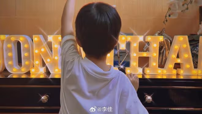 靳東老婆為小兒子慶生，弟弟騎單車變小少年，逢人就說自己6歲了