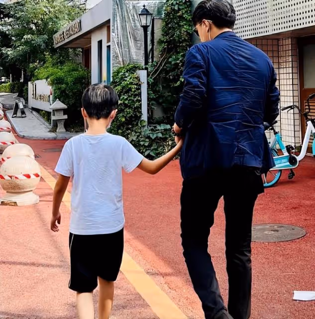 靳東老婆為小兒子慶生,弟弟騎單車變小少年,逢人就說自己6歲了