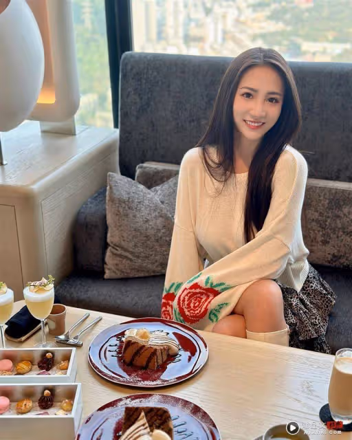 林采緹「逆光比基尼」如隱形！肉色巨物全看光　雙子塔根本扛不住