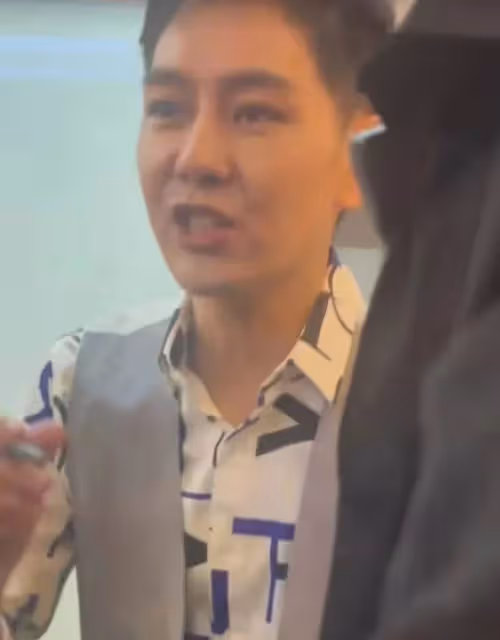 48歲林志穎參加活動「面相大變樣」,給粉絲簽名吃力抬不起,粉絲表示「太心疼」