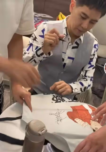 48歲林志穎參加活動「面相大變樣」,給粉絲簽名吃力抬不起,粉絲表示「太心疼」