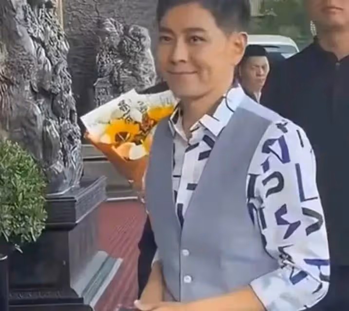48歲林志穎參加活動「面相大變樣」,給粉絲簽名吃力抬不起,粉絲表示「太心疼」