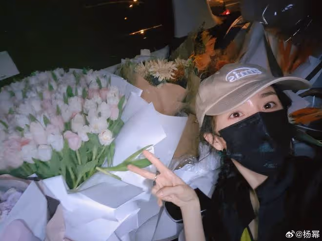 詩冪發糖啦！劉詩詩陪楊冪一起慶生，閨蜜同框賣萌感情超好