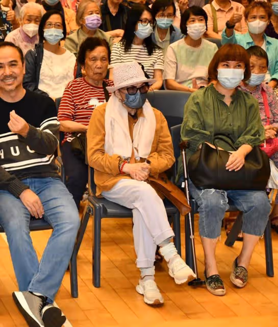 李玟二姐穿旗袍戴翡翠出席活動,87歲母親和姐姐在台下支持