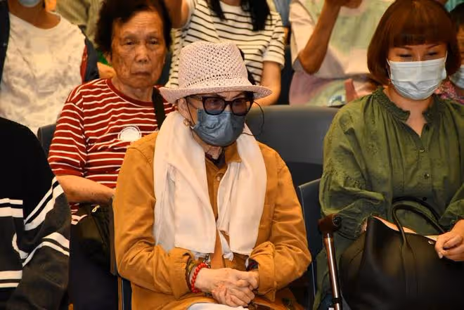 李玟二姐穿旗袍戴翡翠出席活動,87歲母親和姐姐在台下支持