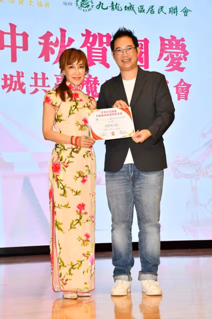 李玟二姐穿旗袍戴翡翠出席活動,87歲母親和姐姐在台下支持