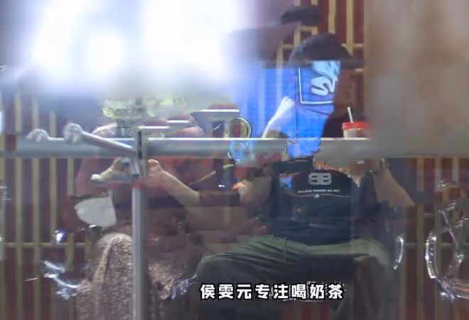 和張雲龍分了?鍾楚曦與侯雯元牽手摟腰約會,被調侃拍一部談一個