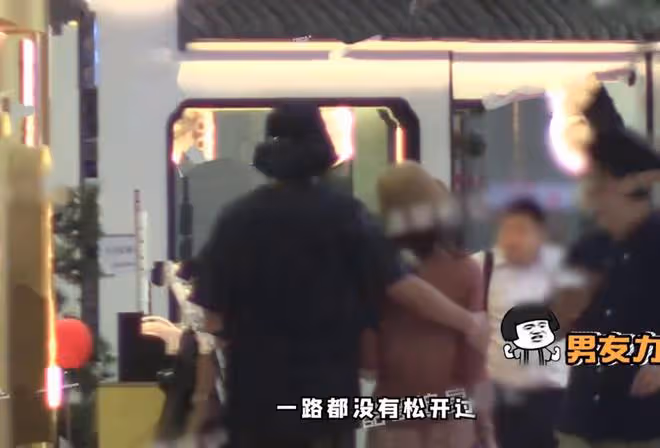 和張雲龍分了?鍾楚曦與侯雯元牽手摟腰約會,被調侃拍一部談一個