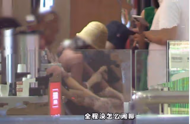 鍾楚曦新戀情曝光,與侯雯元牽手逛動物園,男方主動摟腰好甜蜜
