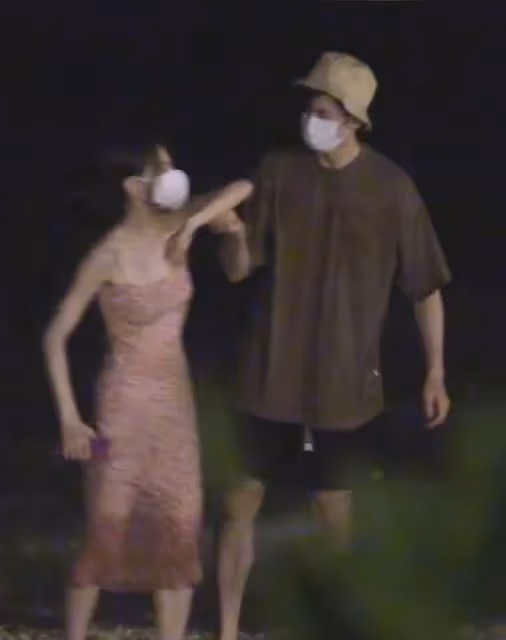 鍾楚曦新戀情曝光,與侯雯元牽手逛動物園,男方主動摟腰好甜蜜