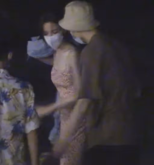 鍾楚曦新戀情曝光,與侯雯元牽手逛動物園,男方主動摟腰好甜蜜