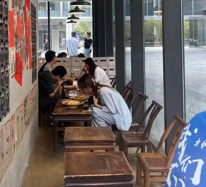 浪胃仙杭州吃面被偶遇,身材暴瘦脖子青筋搶鏡,近照被指像老太太
