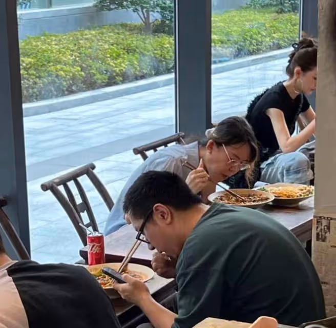 浪胃仙杭州吃面被偶遇,身材暴瘦脖子青筋搶鏡,近照被指像老太太