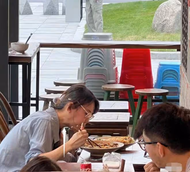 浪胃仙杭州吃面被偶遇,身材暴瘦脖子青筋搶鏡,近照被指像老太太