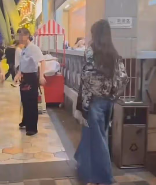 浪胃仙杭州吃面被偶遇,身材暴瘦脖子青筋搶鏡,近照被指像老太太