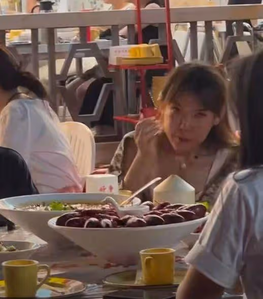 浪胃仙杭州吃面被偶遇,身材暴瘦脖子青筋搶鏡,近照被指像老太太