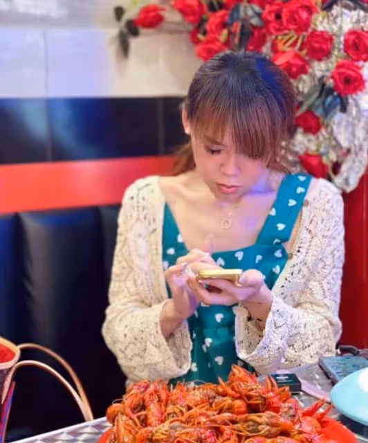 浪胃仙杭州吃面被偶遇,身材暴瘦脖子青筋搶鏡,近照被指像老太太