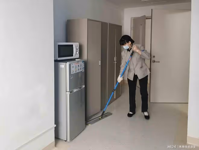 故事:我剛退休老伴就催我再就業,兒子發來簡訊,回家偷偷換了鎖