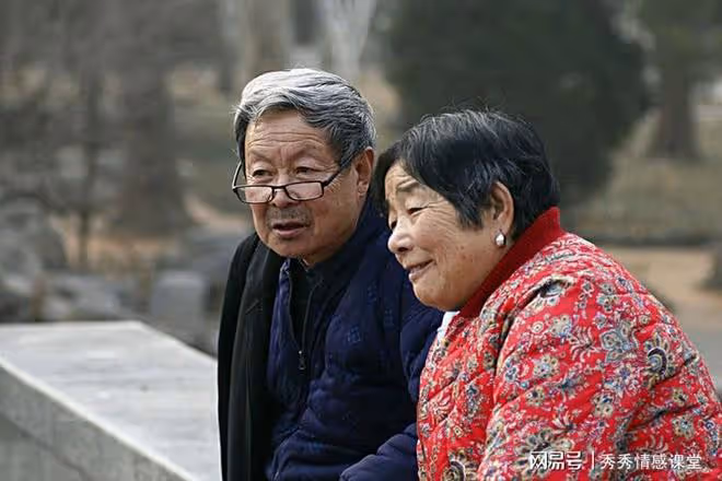 故事:我剛退休老伴就催我再就業,兒子發來簡訊,回家偷偷換了鎖