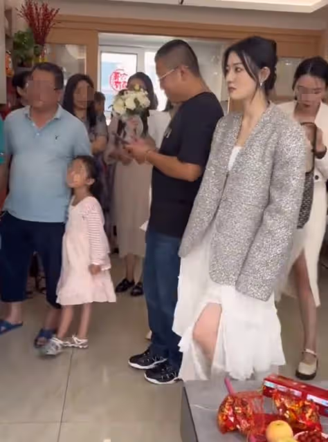 徐璐現身山東青島參加好友婚禮,當伴娘撿捧花,和路人互動沒架子