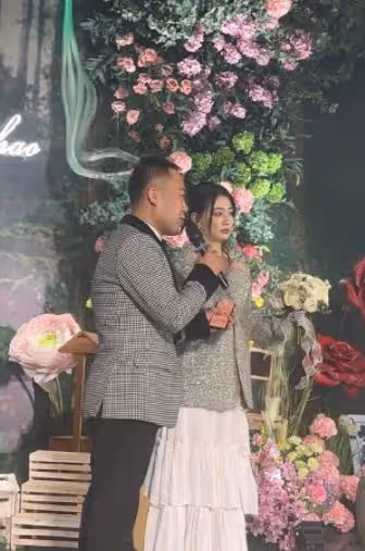 徐璐現身山東青島參加好友婚禮,當伴娘撿捧花,和路人互動沒架子