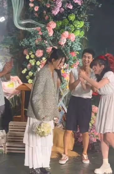 徐璐現身山東青島參加好友婚禮,當伴娘撿捧花,和路人互動沒架子