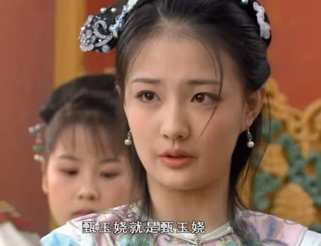 徐璐現身山東青島參加好友婚禮,當伴娘撿捧花,和路人互動沒架子