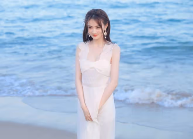 徐璐現身山東青島參加好友婚禮,當伴娘撿捧花,和路人互動沒架子