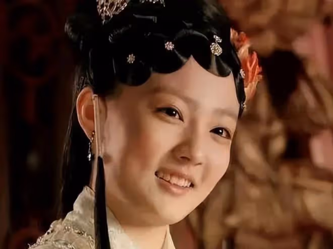 徐璐現身山東青島參加好友婚禮,當伴娘撿捧花,和路人互動沒架子