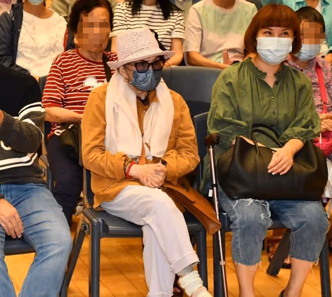 李玟87歲媽媽露面眉頭緊鎖,二姐李思林滿臉笑容唱歌傳遞CoCo精神
