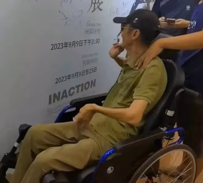 傳陳小藝離婚了?老公露面坐輪椅身形消瘦,夫妻倆許久未同框