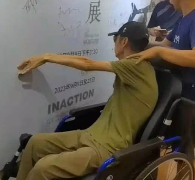 傳陳小藝離婚了?老公露面坐輪椅身形消瘦,夫妻倆許久未同框