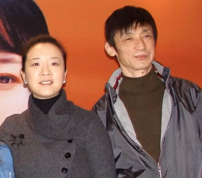傳陳小藝離婚了?老公露面坐輪椅身形消瘦,夫妻倆許久未同框