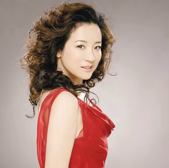 傳陳小藝離婚了?老公露面坐輪椅身形消瘦,夫妻倆許久未同框