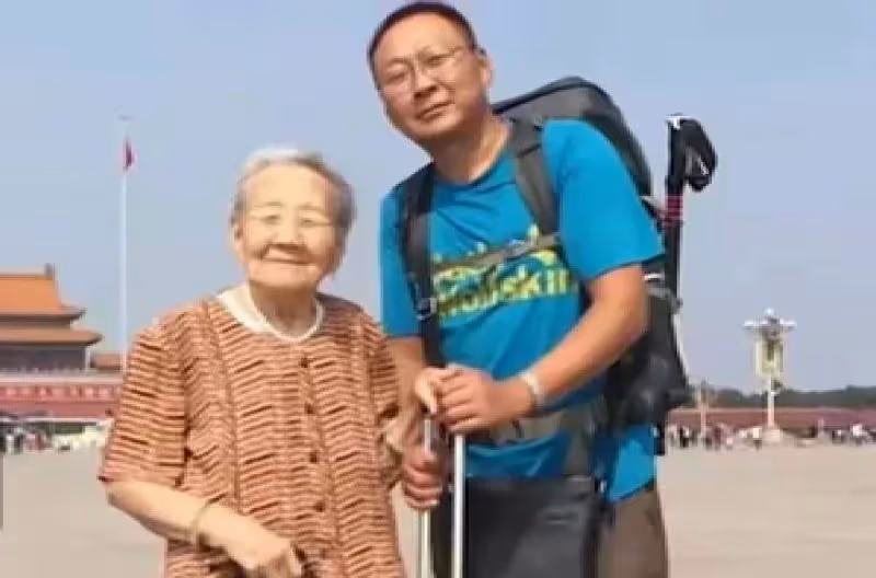 52歲兒子全程抱著101歲媽媽去看病,候診時聽媽媽一句話他當場淚崩:這是兒子的本分