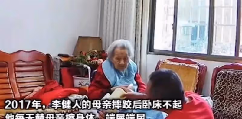 52歲兒子全程抱著101歲媽媽去看病,候診時聽媽媽一句話他當場淚崩:這是兒子的本分