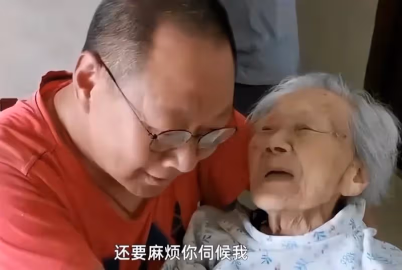 52歲兒子全程抱著101歲媽媽去看病,候診時聽媽媽一句話他當場淚崩:這是兒子的本分