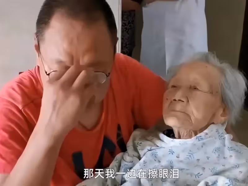 52歲兒子全程抱著101歲媽媽去看病,候診時聽媽媽一句話他當場淚崩:這是兒子的本分