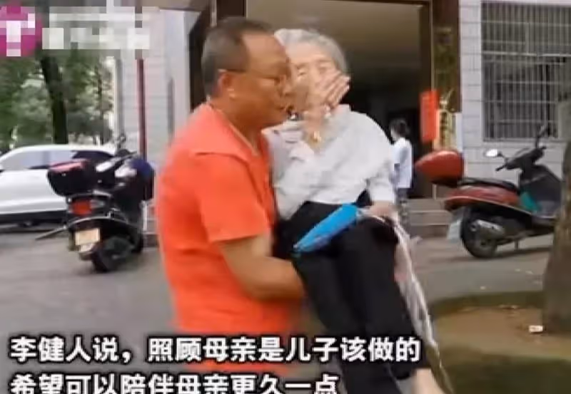 52歲兒子全程抱著101歲媽媽去看病,候診時聽媽媽一句話他當場淚崩:這是兒子的本分