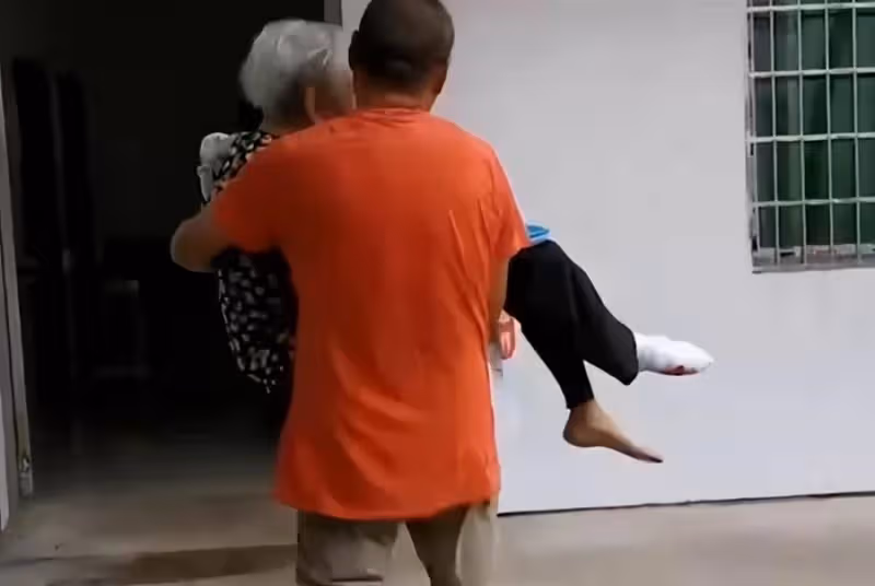 52歲兒子全程抱著101歲媽媽去看病,候診時聽媽媽一句話他當場淚崩:這是兒子的本分