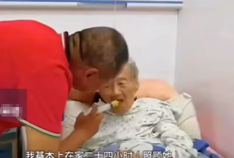 52歲兒子全程抱著101歲媽媽去看病,候診時聽媽媽一句話他當場淚崩:這是兒子的本分