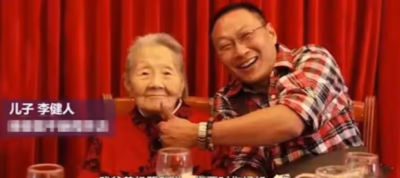 52歲兒子全程抱著101歲媽媽去看病,候診時聽媽媽一句話他當場淚崩:這是兒子的本分
