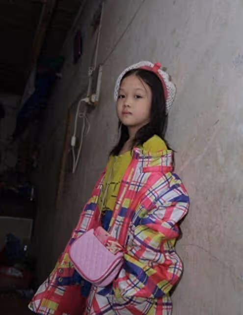 越南7歲無家可歸女孩因舊衣服搭配能力出名,如今想當T台模特